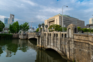 Fototapeta na wymiar 御堂筋の土佐堀川に架かる淀屋橋と、大阪市役所、7月10日、大阪、日本
