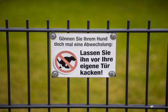 Hinweisschild "Lassen Sie ihn (ihren Hund) vor Ihre eigene T&uuml;r kacken!"