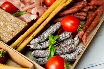 Sun-dried sausages with cherry tomatoes and ham