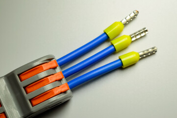 Electrical terminal for quick connection of wires with connected blue wires with yellow ferrules -...