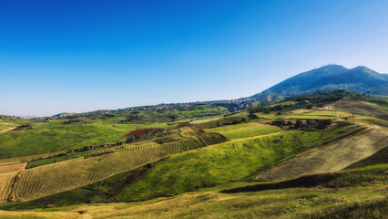 Obraz premium sicilian spring countryside hill landscape