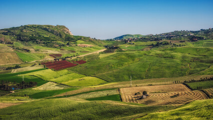 Naklejka premium sicilian spring countryside hill landscape