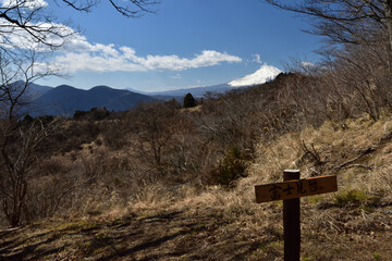 絶景の富士山をのぞむ高松山登山