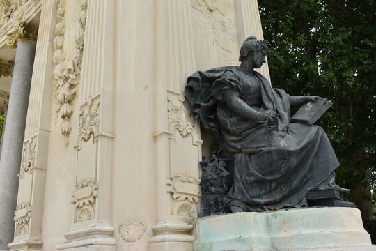 Estatua Que Transmite El Conocimiento Científico En Parque Publico 