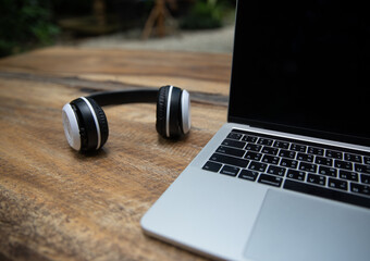 Plakat headphones on laptop