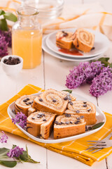 Swiss roll cake con chocolate chips.