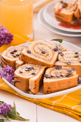 Swiss roll cake con chocolate chips.