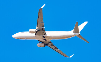 青空を飛ぶ飛行機