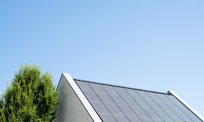 Fototapeta na wymiar Solaranlage auf Dach erneuerbare Energien nachhaltig Strom
