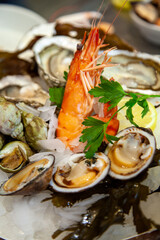 Plateau de fruits de mer : crevettes et coquillages.
