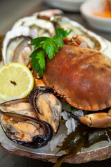 Plateau de fruits de mer : crabe tourteau et moules.