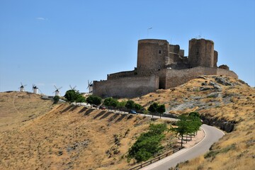 Fototapeta na wymiar castillo y antiguos molinos de viento de Consuegra