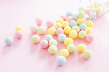 カラフルなパステルカラーのお菓子