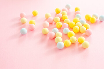 カラフルなパステルカラーのお菓子