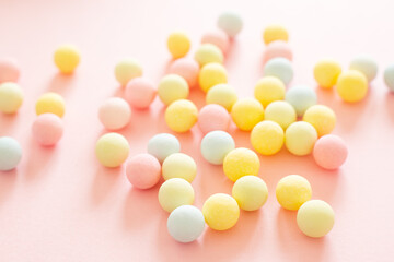 カラフルなパステルカラーのお菓子