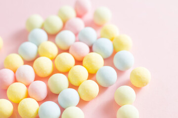 カラフルなパステルカラーのお菓子