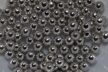 Texture de petites billes chrom&eacute;es.