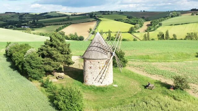 moulin &agrave; vent et champ de bl&eacute; surplombant la campagne fran&ccedil;aise	
