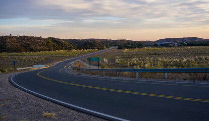 paisajes de la carretera en pleno atardecer