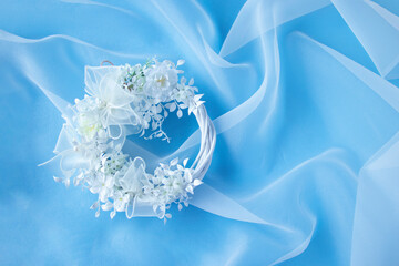 ウェディングイメージ　白い花の白いリース（オーガンジー。ブルーバック）