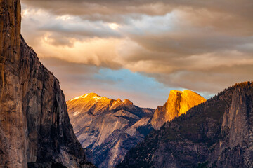 Fototapeta na wymiar Half Dome and El Capitan seen in the evening from the Tunnel View overlook in Yosemite National Park