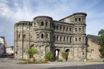 Fototapeta na wymiar Die römische Porta Niga in Trier an der Mosel, Weltkulturerbe der UNESCO