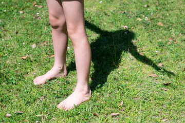 裸足で遊ぶ子供の足元