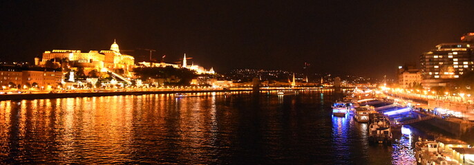 Fototapeta na wymiar Nächtlich beleuchtete Donauufer mit Burgpalast vor nachtschwarzem Himmel