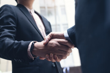 Obraz premium Businessmen making handshake in the city, business etiquette, congratulation, merger and acquisition, business meeting and partnership concepts