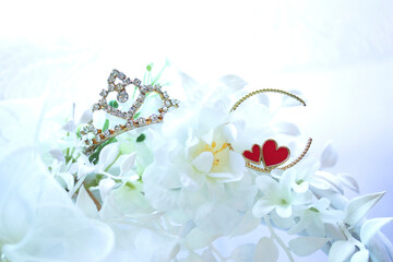ウェディングイメージ　白い花の白いリースと赤いハートとティアラ（白イメージ）