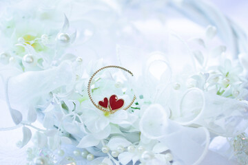 ウェディングイメージ　白い花の白いリースと赤いハート（白イメージ）