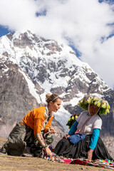 Fototapeta premium turista mujer conversando con una señora de los andes del Ausangate en Cusco Perú.