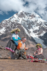 Fototapeta na wymiar turista mujer conversando con una señora de los andes del Ausangate en Cusco Perú.