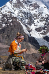 Fototapeta premium turista mujer conversando con una señora de los andes del Ausangate en Cusco Perú.