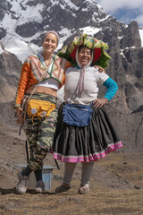 turista mujer conversando con una señora de los andes del Ausangate en Cusco Perú.