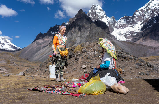 turista mujer conversando con una señora de los andes del Ausangate en Cusco Perú.