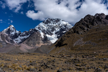 Fototapeta na wymiar Fotografías de la montaña del Ausangate en la ciudad del Cusco, Perú, By Yuri Ugarte Cespedes.