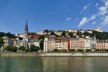 Fototapeta na wymiar Le quartier du Vieux-Lyon au bord de la Saône