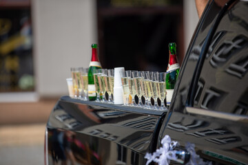 Sekt Becher und Flaschen auf der Ladefäche eines Trucks