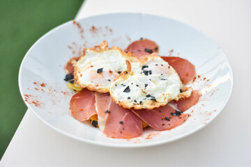 patatas fritas y huevos con jamón 