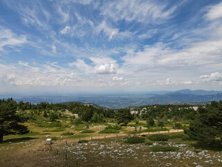 vue des montagnes en été depuis le Mont Serein