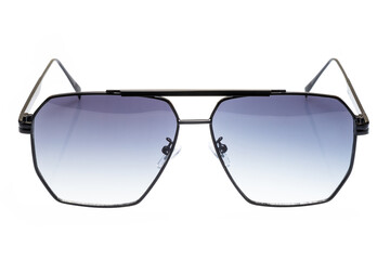 okulary przeciwsłoneczne niebieskie w czarnych oprawkach na białym tle