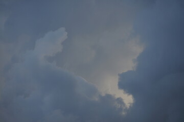 Fototapeta na wymiar Bedeckt und wolkig, nur Himmel mit abendlicher Lichtstimmung nach einem Regen