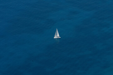 Bote o Barca en mar abierto, navegando en vacaciones de verano.  © Pavel00537