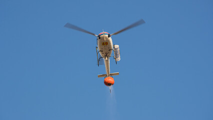 A helicopter collect water and fly to the mountains to put out a big fire in Pedrogão, Portugal