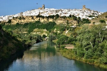 Fototapeta na wymiar río Guadalete en su paso por Arcos de la Frontera