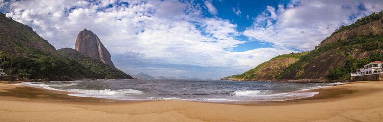 Fototapeta na wymiar Vista panorámica de la Playa Roja en Rio de Janeiro - Brasil