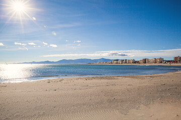 Canet en Roussillon, les Albères et la mer Méditerranée.
