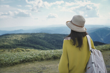 景色を眺める麦わら帽子の女性