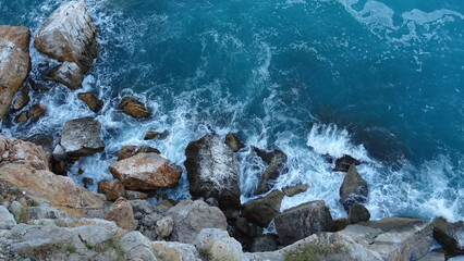 Acantilado visto desde arriba con mar tranquilo